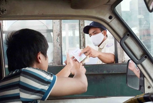 Ô tô xẹp lốp vì cõng …3 lần phí?