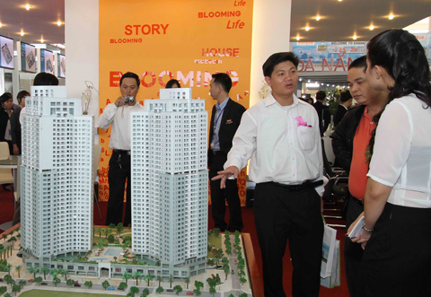 Sẵn tiền, dân giàu gom nhà đất chạy nợ