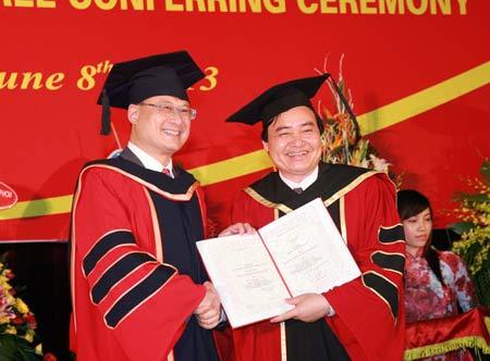 Doanh nhân đầu tiên nhận bằng Tiến sĩ danh dự ĐHQGHN