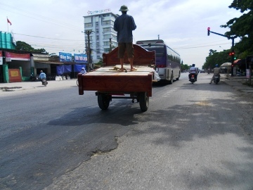 Xe ngựa kéo “làm xiếc” trên QL1A
