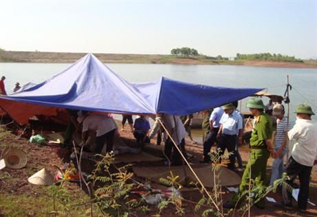 Bắc Giang: Lật thuyền chở vải thiều, ba người chết