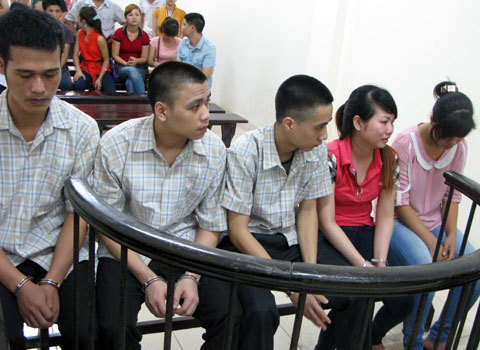 Thản nhiên dùng vợ làm 'mồi câu' để kiếm tiền