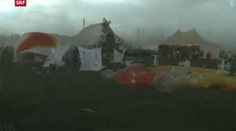 Cơn bão càn quét tan hoang Festival