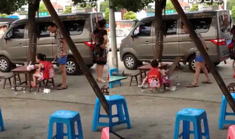 Ông bố đánh con gái tàn bạo vì bé không chịu ăn