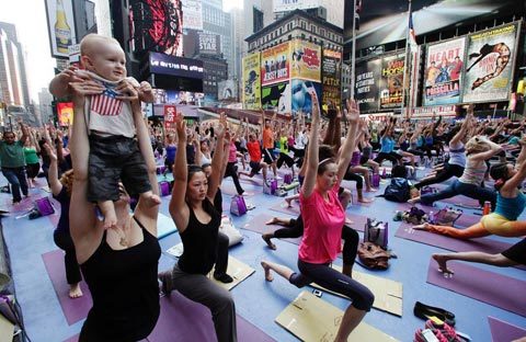 Hàng vạn người tập yoga trên Quảng trường Thời đại
