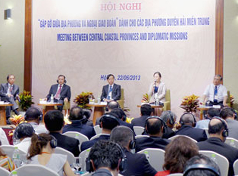 Các đại sứ gặp lãnh đạo 9 tỉnh miền Trung