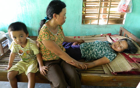 Em gái bệnh tim nuôi chị liệt giường và cháu nhỏ