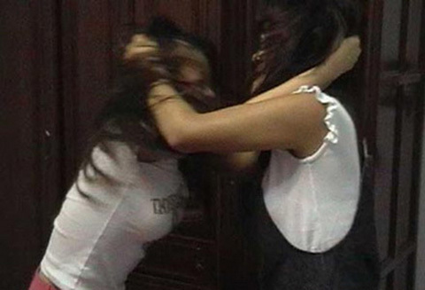 Ghen tuông, vợ chủ tịch xã chém cô giáo đứt lìa ngón tay