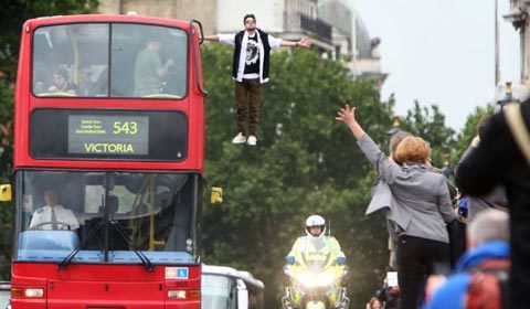 Xem người bay lơ lửng giữa trời