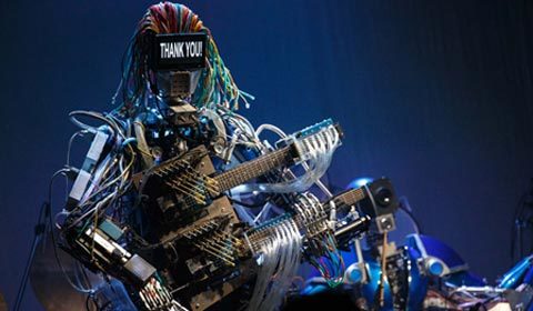 Xem người máy chơi nhạc