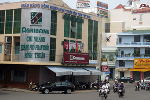 Vào ngân hàng định trộm nhưng... ngủ quên