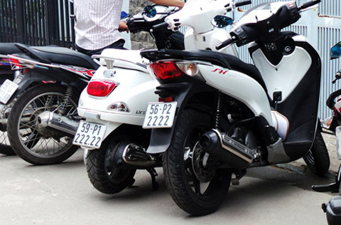 Xe biển 'tứ quý, ngũ quý' khoe dáng trên phố