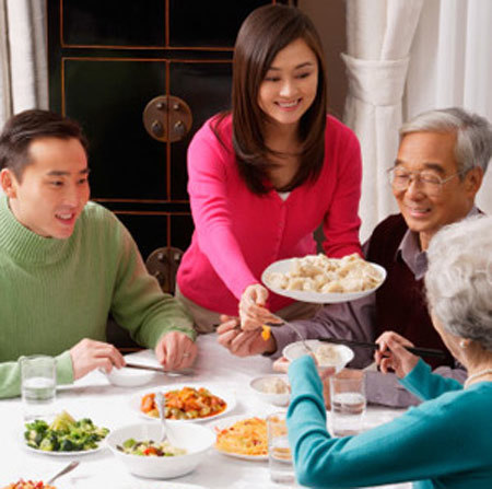 Bố chồng nấu cơm cho con dâu mang đi làm