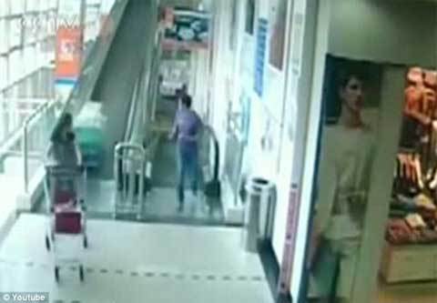 Xe đẩy siêu thị đâm chết người