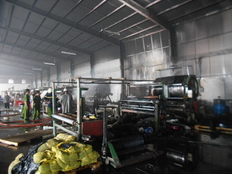 Cháy xưởng nhựa, hàng trăm công nhân hoảng loạn