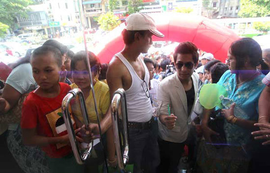 Dân Myanmar phát cuồng vì điện thoại Tàu