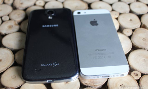 Xem màn tra tấn khủng khiếp với Galaxy S4 và iPhone 5