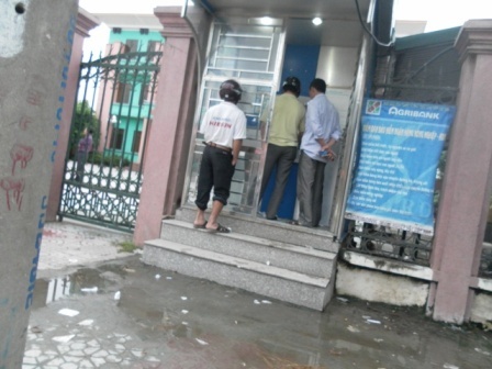 Nhếch nhác ở cột ATM