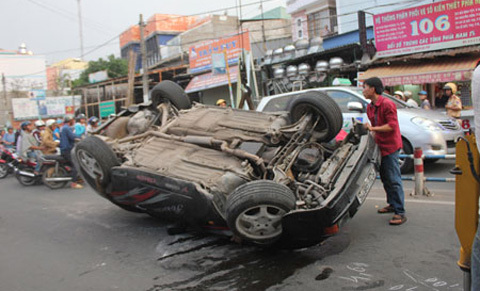Siêu xe Porsche lật ngửa trên phố
