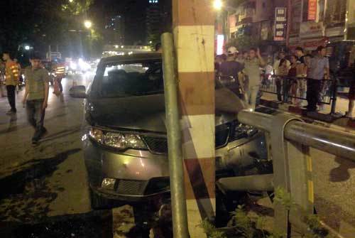 Xế hộp “đóng đinh” vào cầu vượt