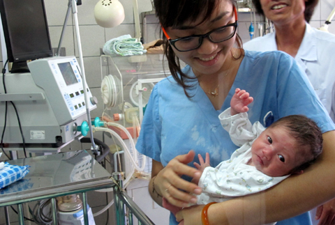 Bé sống sót kỳ diệu khi thai phụ hôn mê 3 tháng