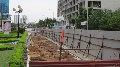 'Phí' 12 tỷ đào đường nhựa, phủ bê tông cho xe buýt đi