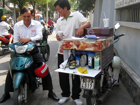 Sài Gòn rộ mốt cà phê dạo trên xe máy, xe đạp