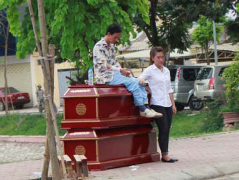 Đòi tự thiêu bên 2 quan tài giữa phố Hà Nội