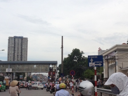 Cổng viện Bạch Mai luôn ùn tắc, đâu rồi CSGT?