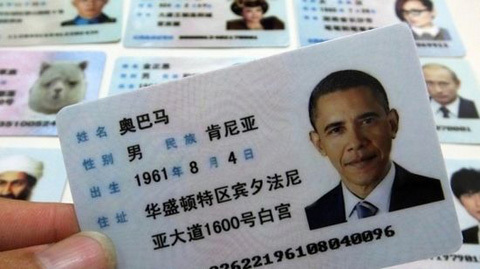 Chứng minh thư của Obama, Putin bán đầy trên phố