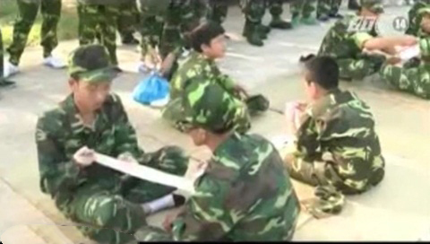 Xem 'binh sĩ nhí' Việt Nam rèn luyện