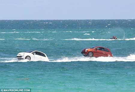 Xem ô tô bơi lội bì bõm ngoài biển