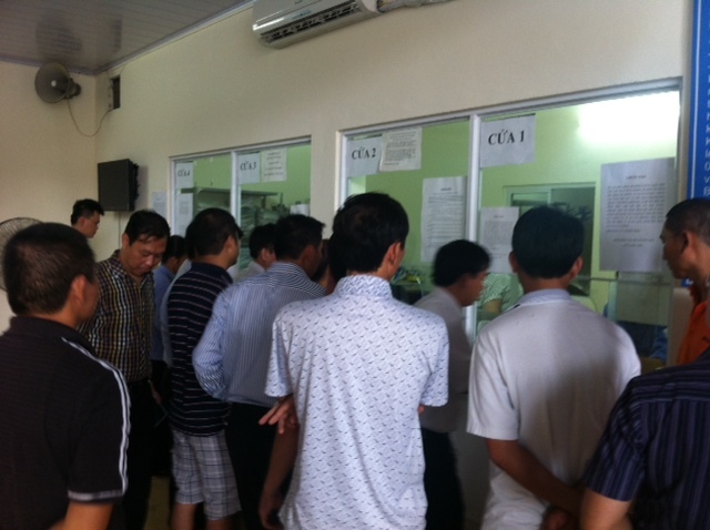 Sợ phạt, chủ xe ô tô ồ ạt đi nộp phí