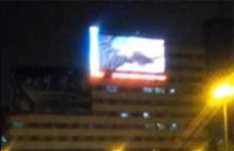 Màn hình khổng lồ ở ga tàu phát nhầm phim khiêu dâm