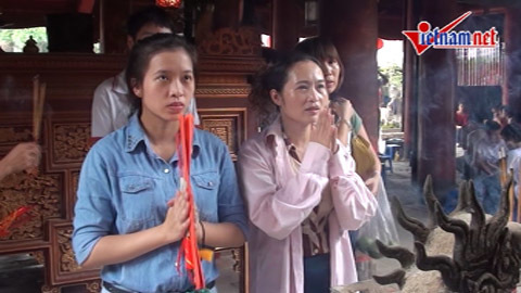 Ngộ nghĩnh sĩ tử vờn tay trên bảng vàng