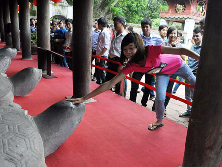 Đổ đến Văn Miếu quyết sờ đầu rùa