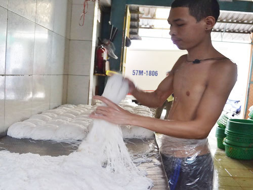 Dùng hóa chất tái chế bún