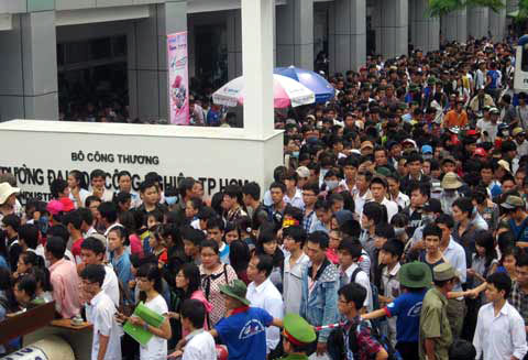 Sợ tắc đường, đi làm thủ tục thi từ 4h sáng