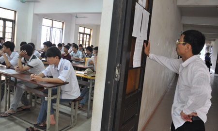 Tháp tùng sĩ tử tới trường thi với gà