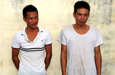 Bắt 2 đối tượng giả công an chặn xe cướp tài sản