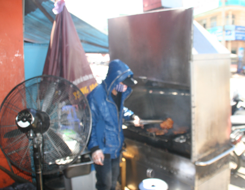 Lò bát quái và ống khói kỳ dị trên phố Hà Nội