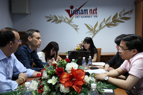 Cử nhân muốn làm công nhân may để trả nợ