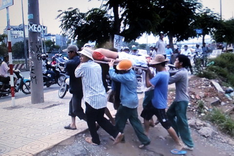 Hy hữu: Rơi từ tầng 12, một người thoát chết