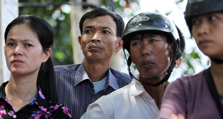 Nặng trĩu âu lo ngoài phòng thi