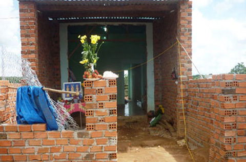 Phẫn nộ nghịch tử đóng đinh vào chân mẹ rồi sát hại