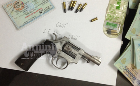 Rút súng bắn thẳng vào ngực nhân viên massage