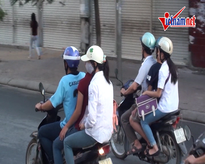 Sĩ tử nườm nượp 'kẹp ba' đi thi