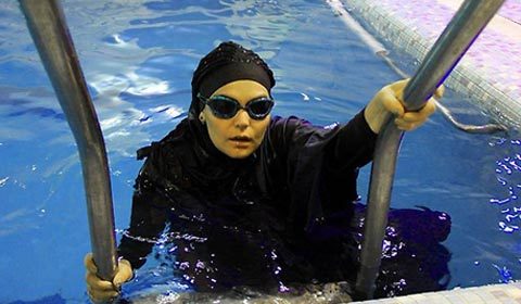 Không được công nhận kỷ lục bơi vì... hở ngón tay