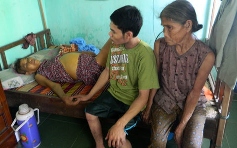 Đắng lòng con tật nguyền nuôi mẹ ung thư và bà ngoại 81 tuổi