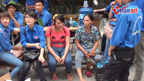 Về Thủ đô thi ĐH, 2 mẹ con lạc nhau